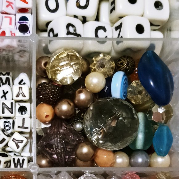 CRAFT Beads in Divided Tray Box W/Attached Lid - Picture 5 of 9